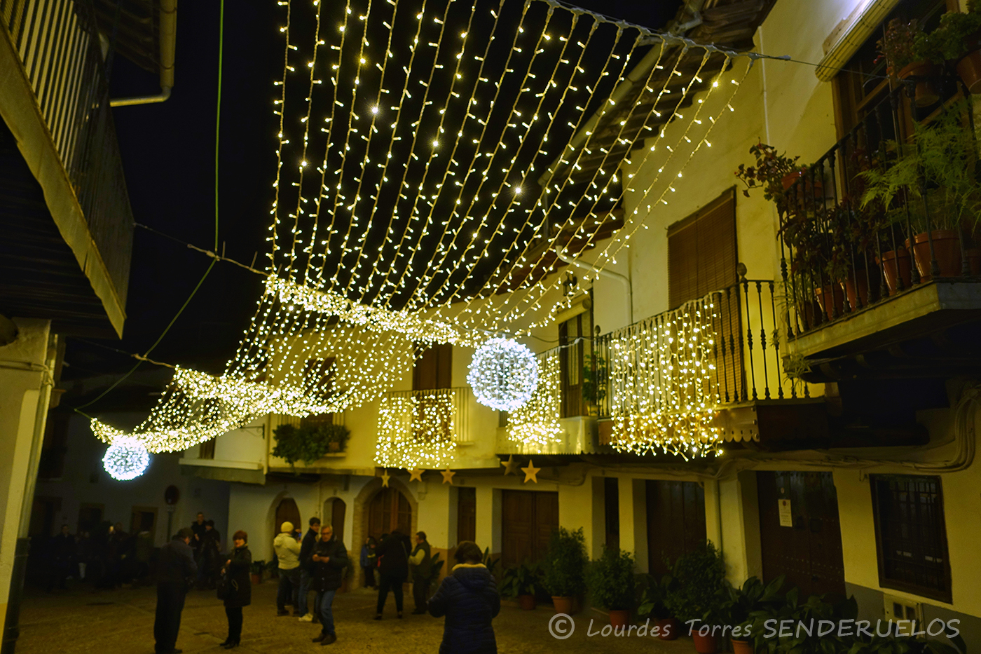 Guadalupe en Navidad. La iluminación del pueblo más bello y bueno de España SENDERUELOS