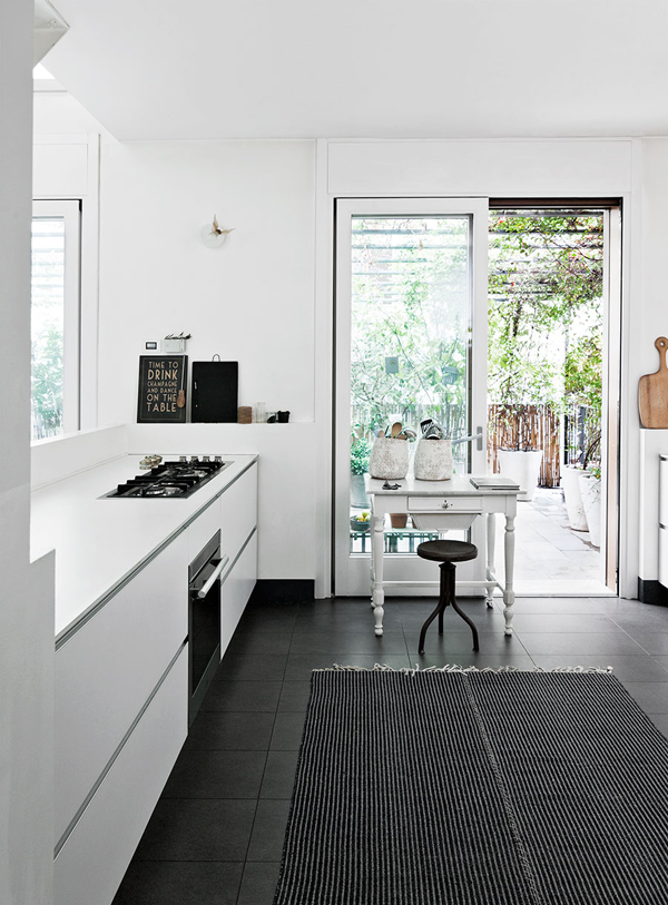 interiors-crush-white-home-in-milan-04.jpg