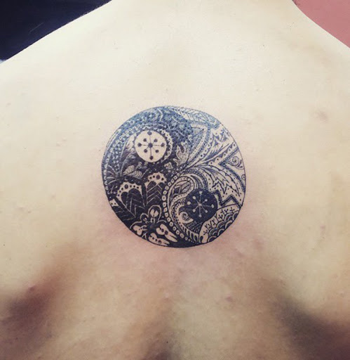 Um padrão cheio de Yin Yang desenho de tatuagem. A quantidade de detalhe desenhado na Yin Yang tatuagem é simplesmente impressionante e mostra claramente as crenças da pessoa vestindo a tatuagem por causa da quantidade de simbolismo presente dentro dos padrões.