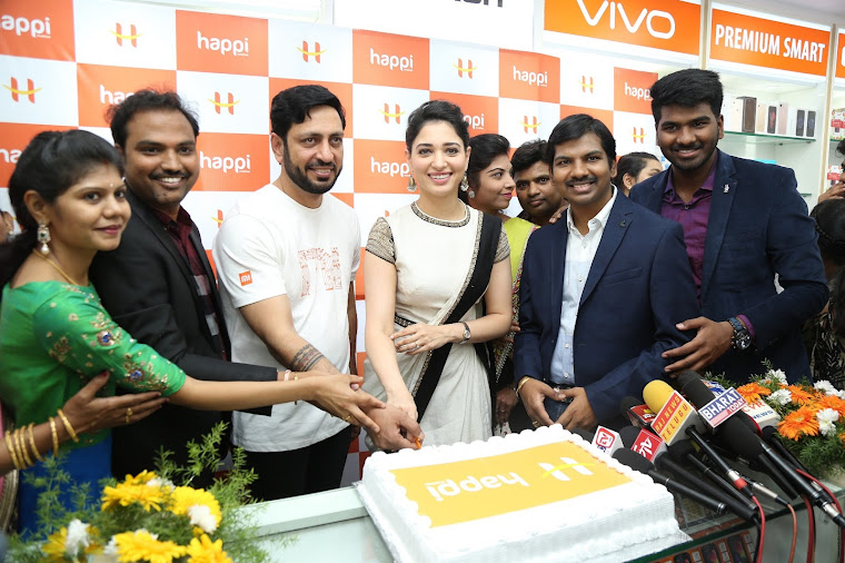 Tamannaah Bhatia launch Happi Mobiles store
