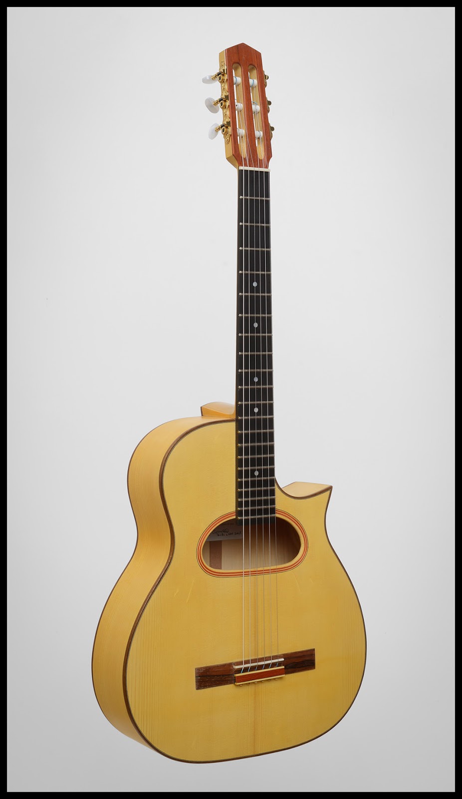 Guitarras custom construídas por Rodolfo Cucculelli, Luthier “Grande Bouche” Nylon string jazz