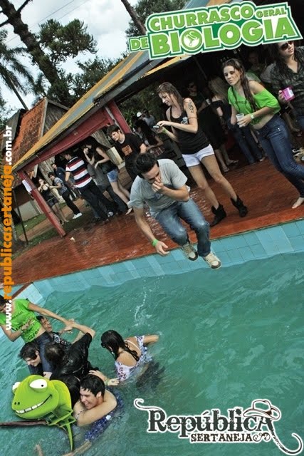 Free Wetlook: Pool party wetlook