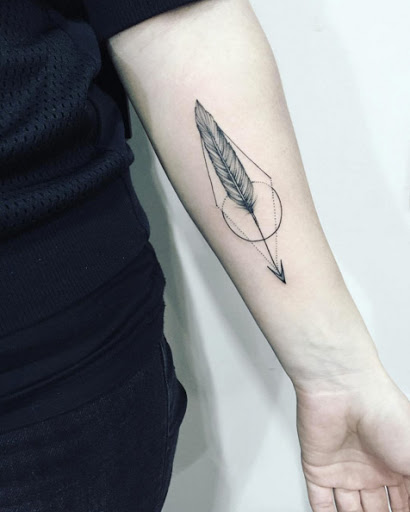 Este elegante geométricas seta tatuagem