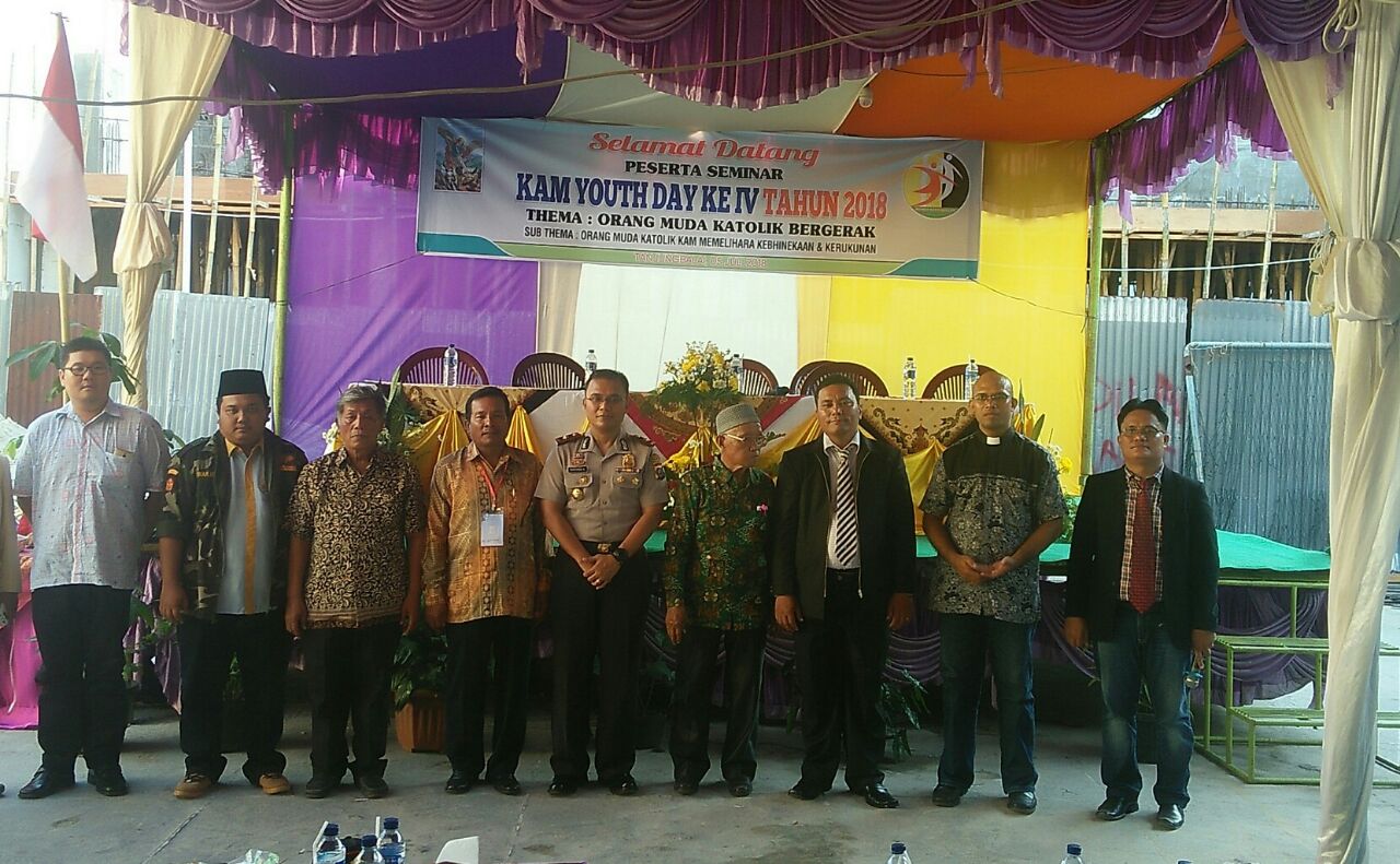 Panitia lokal KAM Youth Day ke-IV Tahun 2018 Paroki Santo Mikael Tanjungbalai bersama dengan nara sumber dan tokoh lintas agama se Kota Tanjungbalai berphoto bersama di Aula SMP Swasta Tritunggal, Kota Tanjungbalai, Kamis (5/7) Panitia lokal KAM Youth Day ke-IV Tahun 2018 Paroki Santo Mikael Tanjungbalai bersama dengan nara sumber dan tokoh lintas agama se Kota Tanjungbalai berphoto bersama di Aula SMP Swasta Tritunggal, Kota Tanjungbalai, Kamis (5/7)