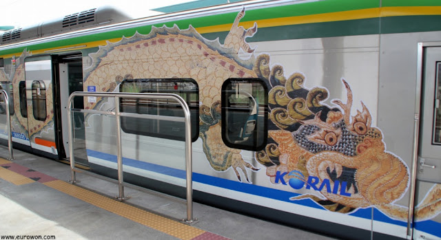 Tren ITX con dragón dibujado