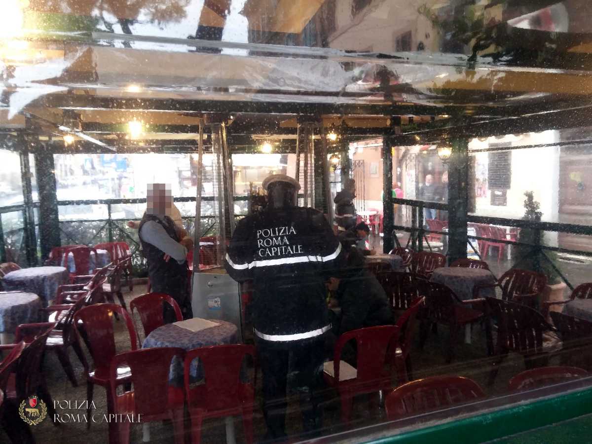 Roma fa schifo: le mostruose verande dei ristoranti vista fori a ... Porta tv a bandiera per angolo