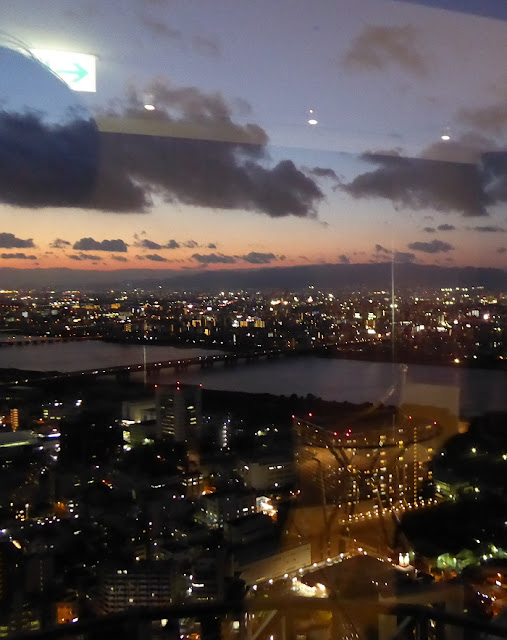 梅田スカイビルの空中庭園展望台から望む夕焼け空（夜景）