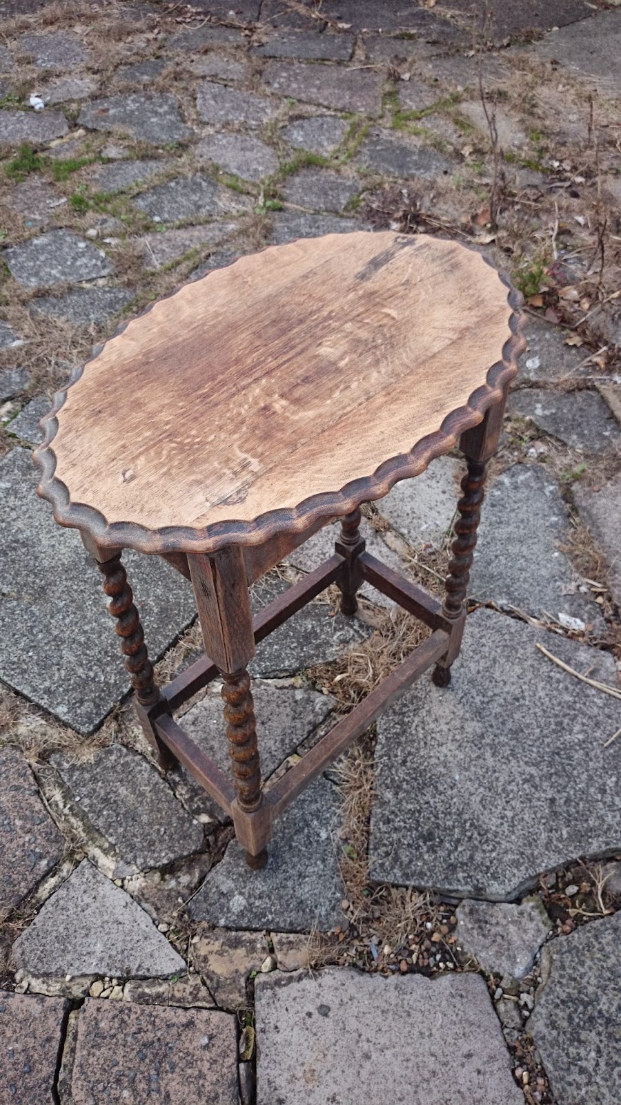 Spesh-chic: Heavy Distressed Pie Crust Table Step By Step And The Hand