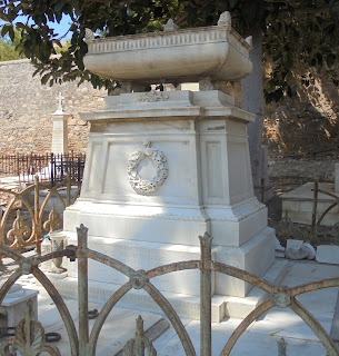 το ταφικό μνημείο του Μαυρογορδάτου Α. στο ορθόδοξο νεκροταφείο του αγίου Γεωργίου στην Ερμούπολη