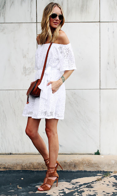Off Shoulder Top với quần short trắng, kính râm và túi yên ngựa Off Shoulder Top với quần short trắng, kính râm và túi yên ngựa