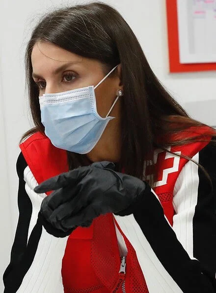 Queen Letizia visited Red Cross (Cruz Roja Spain) office in Madrid. Hugo Boss Doby white black crew neck sweatshirt