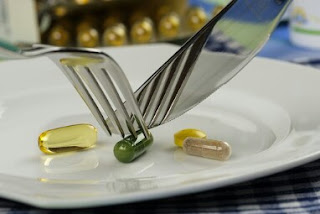 Gambar ini merupakan gambar vitamin/ suplemen berupa pil, softgel dan kapsul