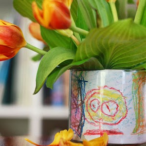 http://www.auntpeaches.com/2012/04/friday-flowers-childrens-art-vase.html