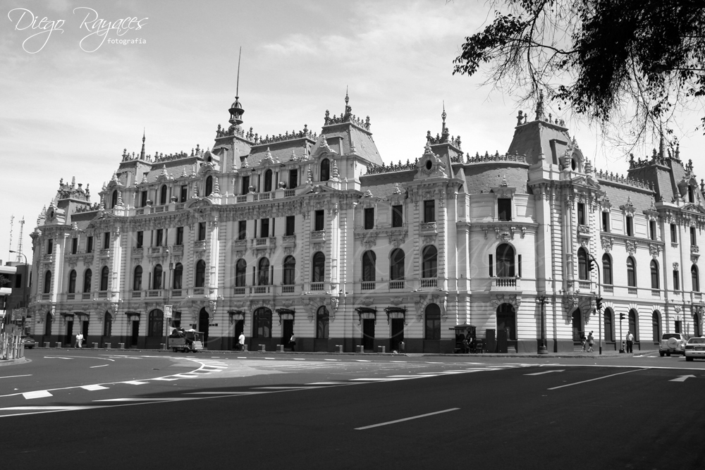 Edificio Rímac (Palacio Francés) en el Paseo de la República en Lima - Perú