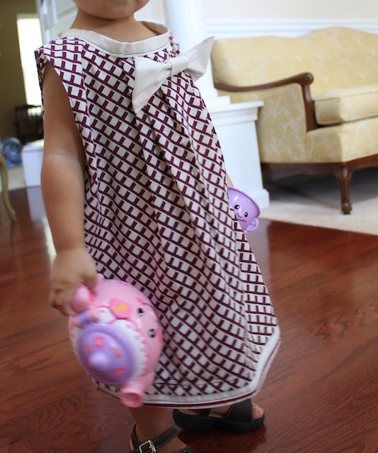 vestido de niña hecho con una funda de almohada