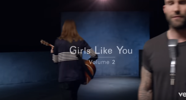 Кто поет песню просто будь. Слова girl like you Maroon 5. Girls like Yougirls like you. Текст песни girls like you Maroon 5.