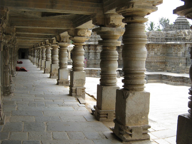 Somanathapura Keshava Temple - Pillars of surrounding mantaps