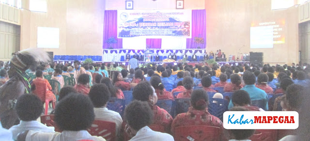 Saat Dr. Benny Giyai menyampaikan Sambutan Ret-reat Perkawan Kingmi Sinode Di Tanah Papua, di Gedung Graha Emeneme Yaware, Timika 24/10/2016, (Foto: Andy/KM)