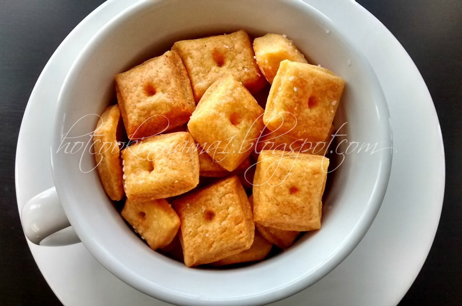 Hot Cookin' Mama: 3 Ingredient Homemade Cheeze-Its