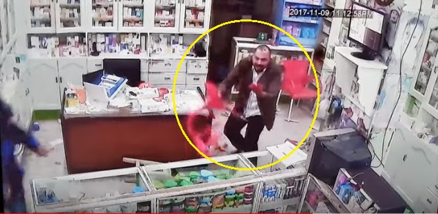 فيديو: بَتَرُوا أصابع يد الصيدليّ.. اعتداء وحشي ومُرعب لملثمين بالسّيوف على صيدلية في مصر!