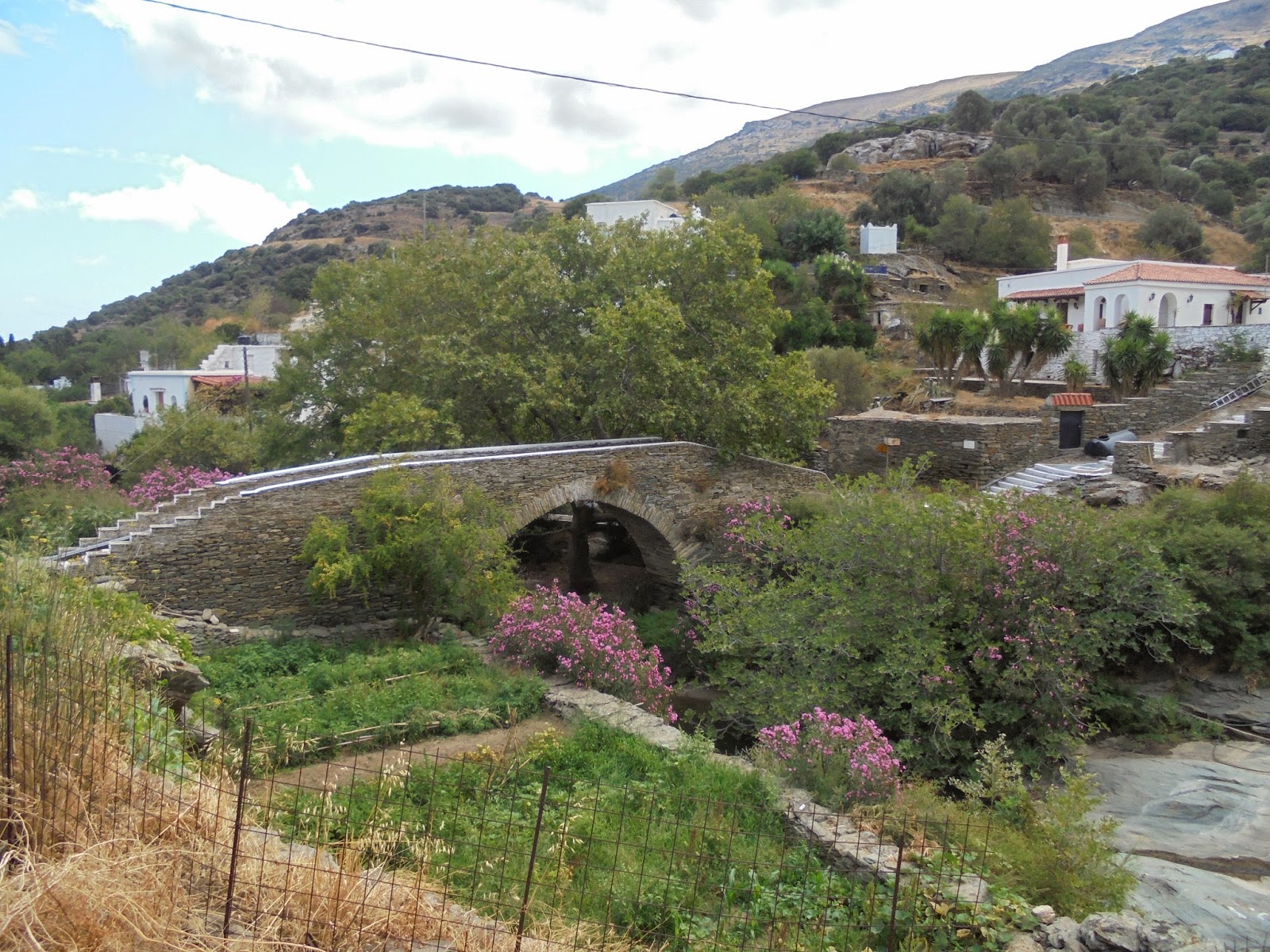 το πέτρινο γεφύρι στην Αλαδινού Άνδρου