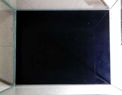 切り取った塩ビ板のサイズ確認のために水槽に仮設置