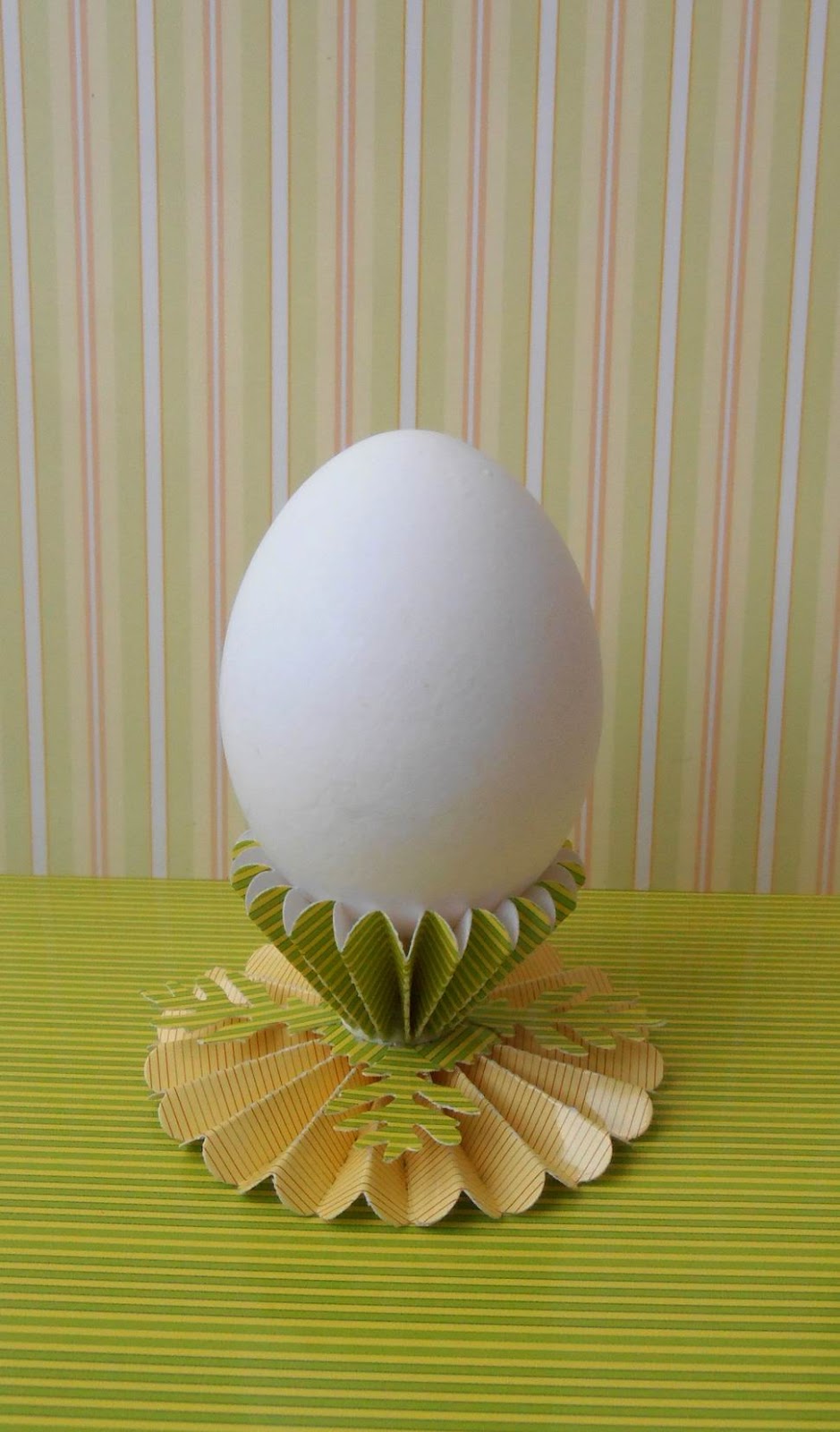 Яйцо из бумаги. Подставка для пасхальных яиц «пасхальное яйцо». Пасхальная подставка для яйца. Подставка для яиц из картона. Поделка яйцо.
