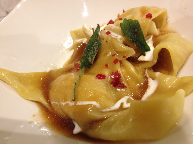 Ravioli de pollo de caserio, salsa de ternera y parmesano.