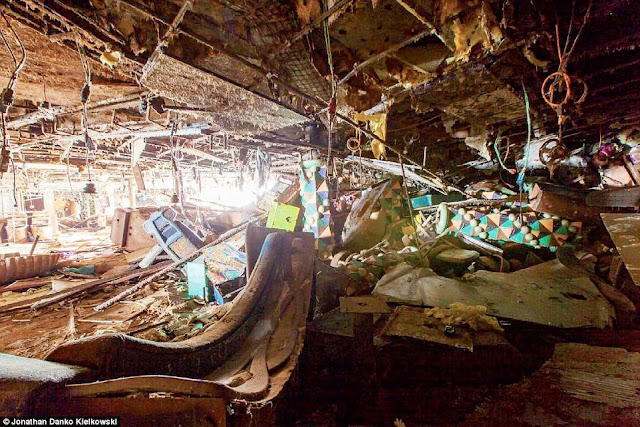 306E5ACE00000578 3409776 image a 144 1453388525628 - Primeiras imagens do Costa Concordia depois de ser resgatado em 2014