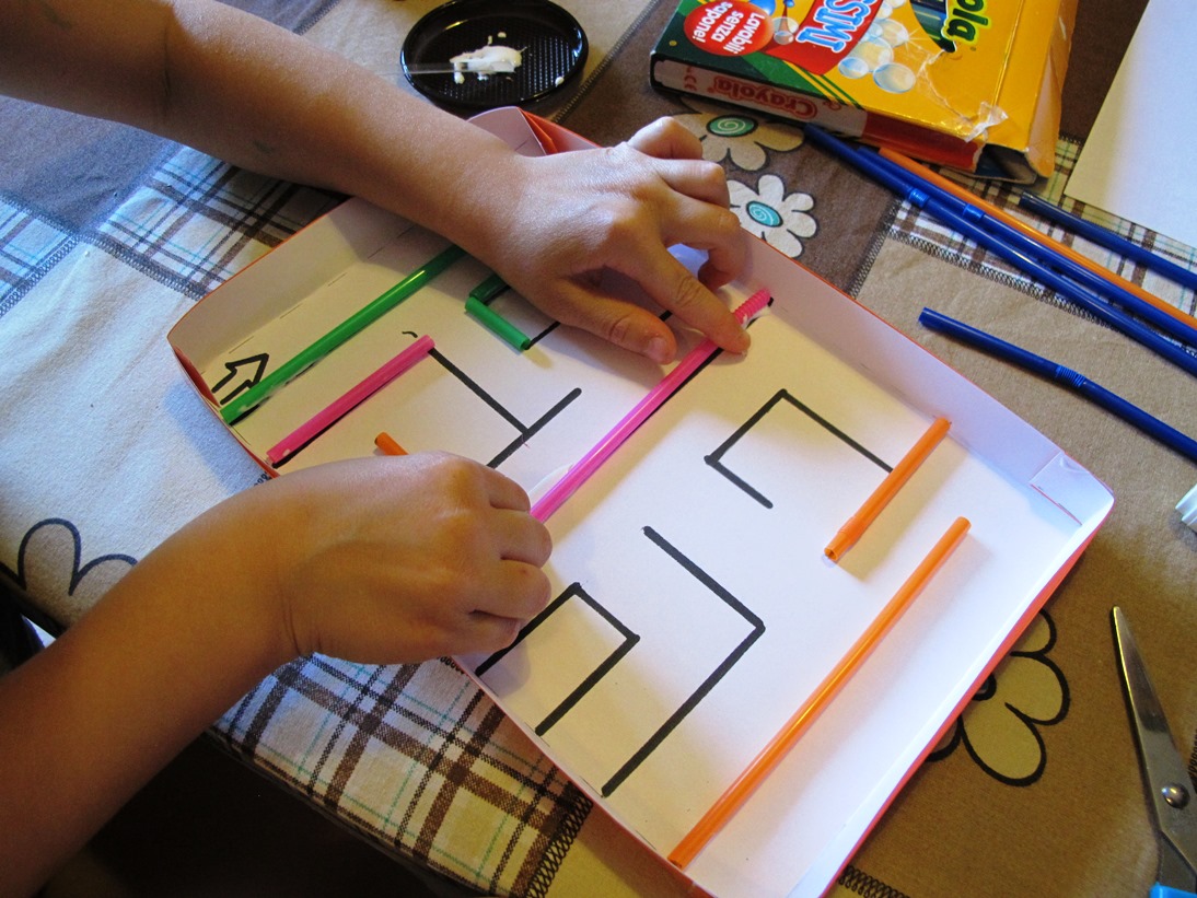 Angolino Di Liana Labirinto Con Cannucce Di Plastica