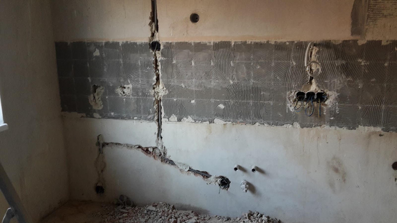 Küche - Installationen, Boden und Wände neu