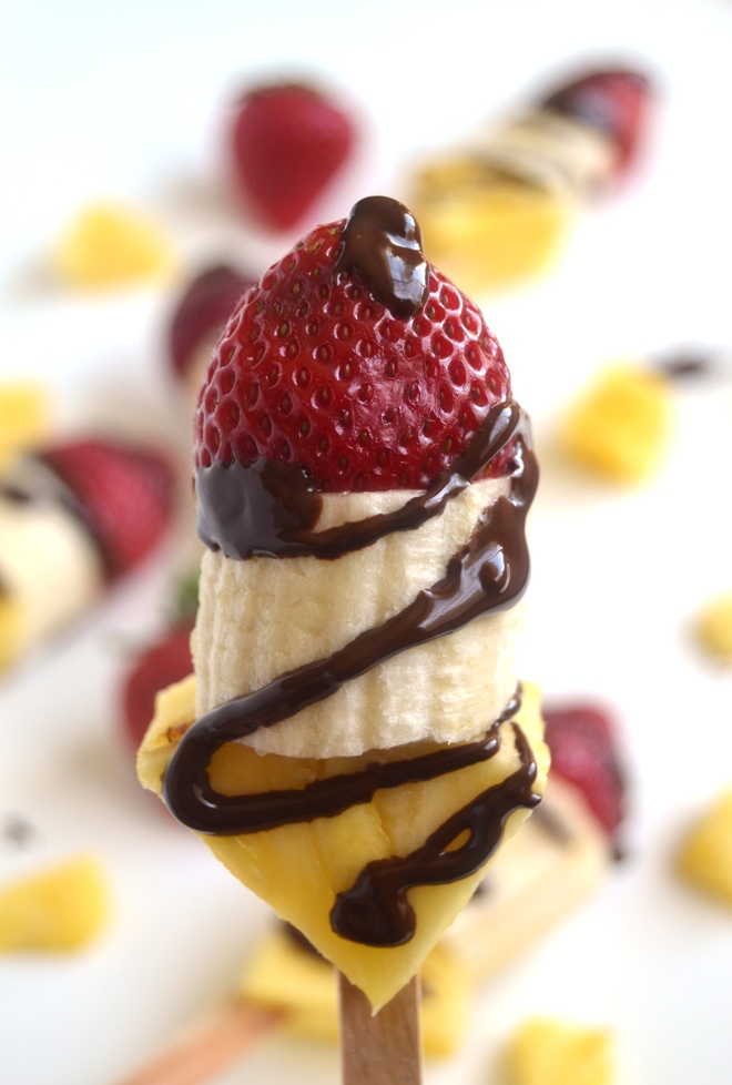 Banana Split Bites are made with just 4 ingredients and are simple, healthy treats that are perfect for summer! www.nutritionistreviews.com