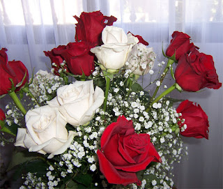 Ramo de rosas rojas y blancas