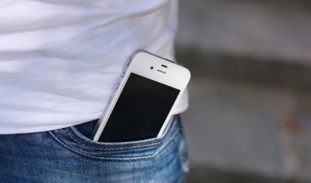 Sering Mengantongi Ponsel di Saku Celana? Simak Bahayanya Berikut Ini