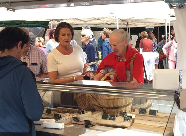 Queen Margrethe visited an open-air market which is in the city center of Cahors, close to the Cayx Palace