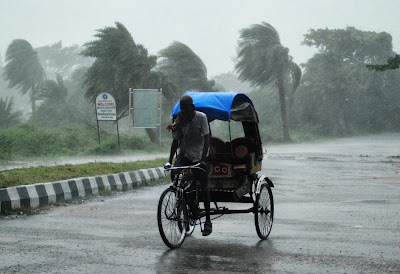 A huge cyclone that has forced as many as 500,000 people to flee their homes has made landfall in eastern India.
