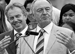 Ken Livingstone blanco y negro microfonos Tony Blair atras