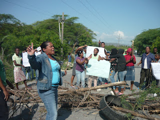 Paralizan el tránsito por la carretera Cabral-Duvergé