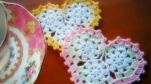 Apliques con forma de corazón tejido al crochet