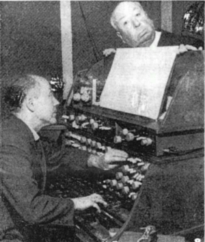 El director británico Alfred Hitchcock y Oskar Sala con el Mixturtrautonium en los estudios berlineses de Mars Film en diciembre de 1961