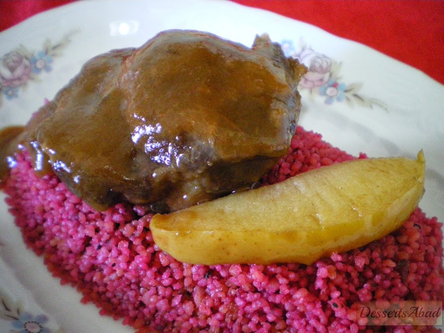 Carrilladas ibéricas al Oporto sobre cuscús de remolacha