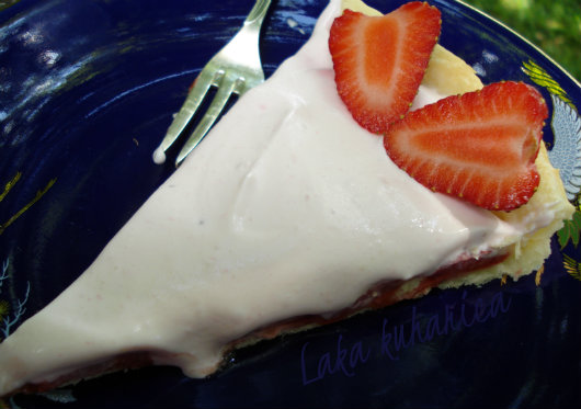 White chocolate pie with strawberries by Laka kuharica: mild and creamy flavor of white chocolate perfectly complements aromatic strawberries.