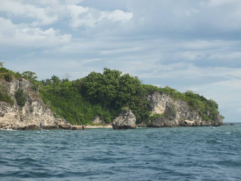 Menikmati Cadasnya Tebing Pantai Palippis Dari Sisi Laut - Jelajah