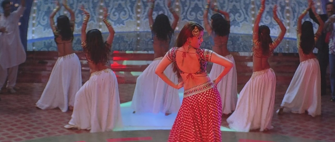 Aishwarya Rai sexy back in kajra re song, Aishwarya Rai sexy dance stills HD from Kajra re 