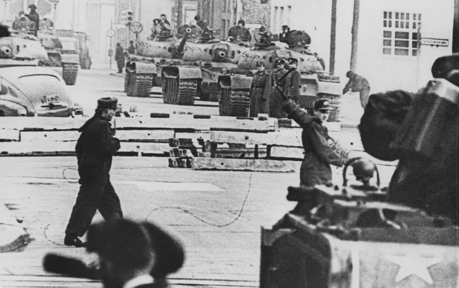 Az orosz (háttér) és az amerikai (előtér) tartályok szembesülnek egymással a berlini Friedrichstrasse ellenőrző pontnál, a berlini fal építésekor, 1961. október 28-án.