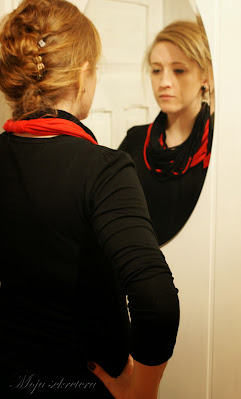 młoda dziewczyna z T-shirtowym naszyjnikiem i jej odbicie w lustrze