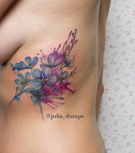 Azul sombreado tatuagem de flor de cerejeira. Não é sempre que você ver outras sombras sobre as flores de cerejeira, mas este projeto por Julia Despeja o torna mágico e interessante ao mesmo tempo. (Foto: Fontes de imagem)