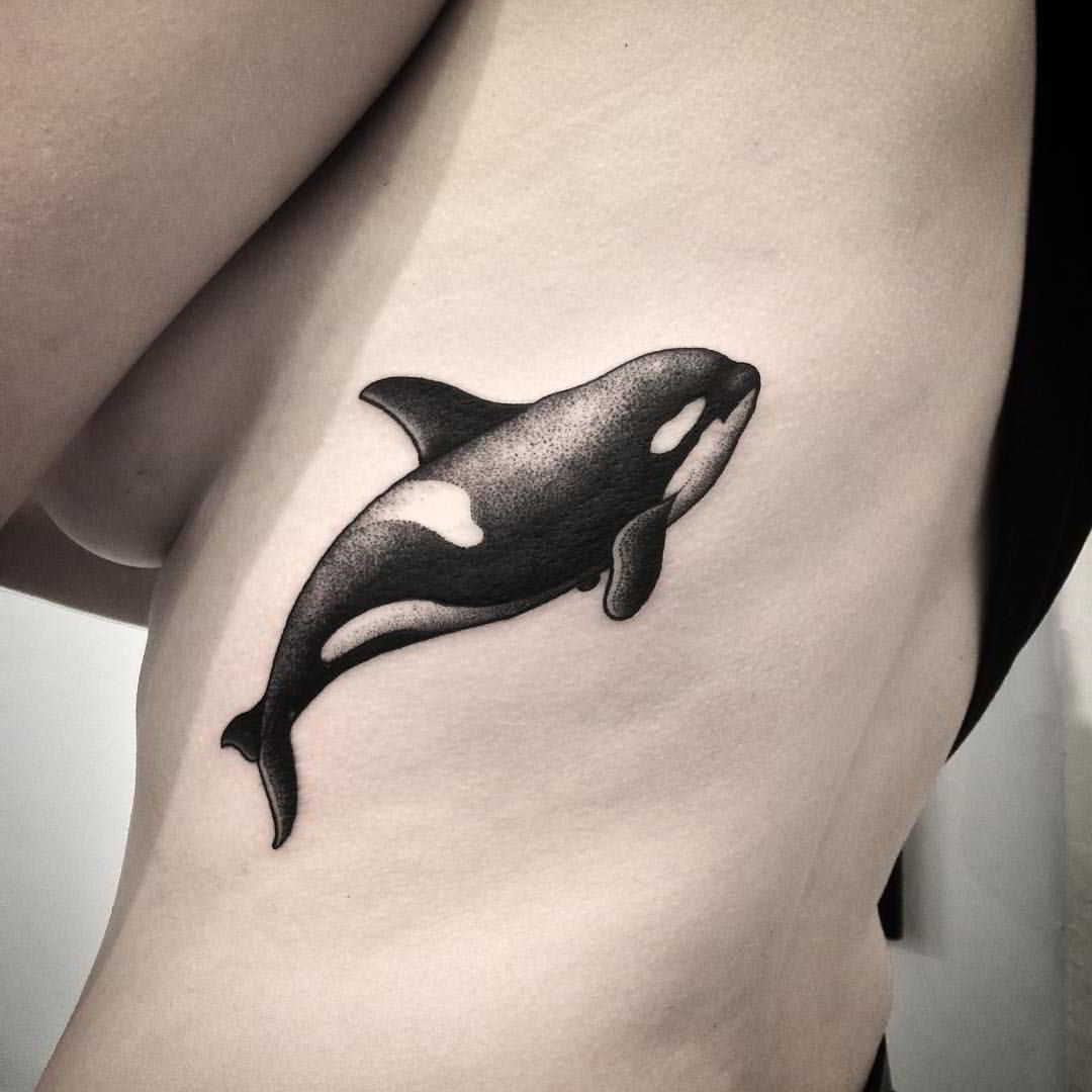 Tatuaje de orca en las costillas de una chica