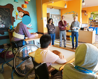 Alunos escutam e apresentam-se à equipa do MAAT