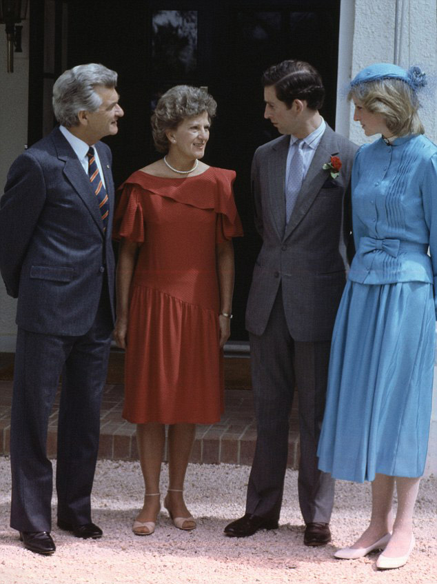 3B25660E00000578-4029660-Princess_Diana_seen_with_Prince_Charles_chatting_to_the_then_Aus-a-1_1481648361316.jpg